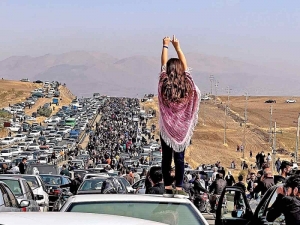 Repliegan a balazos marcha rumbo a la tumba de Amini