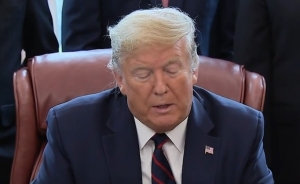 Trump dice que firmar&aacute; una orden ejecutiva que suspende temporalmente la inmigraci&oacute;n a EE. UU.