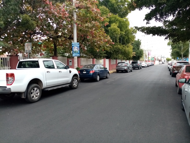 Ante quejas de padres de familia, reencarpetan calle frente a la Escuela 8