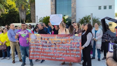 Padres de familia de las t&eacute;cnicas 50, 72 y 82 se plantan en la SEPyC por falta de luz