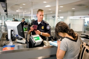 Nuevas medidas migratorias para salir e ingresar a EEUU deber&aacute;n entregar biom&eacute;tricos