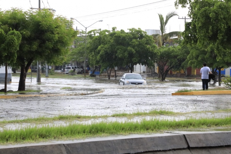 Aguacero vespertino provoca inundaciones y veh&iacute;culos varados en la ciudad