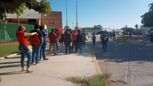 Largas filas de rezagados para aplicarse la vacuna anticovid en el CARD