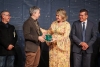 Eneyda Rocha entrega Premio Mazatl&aacute;n de Literatura 2023 a David Toscana