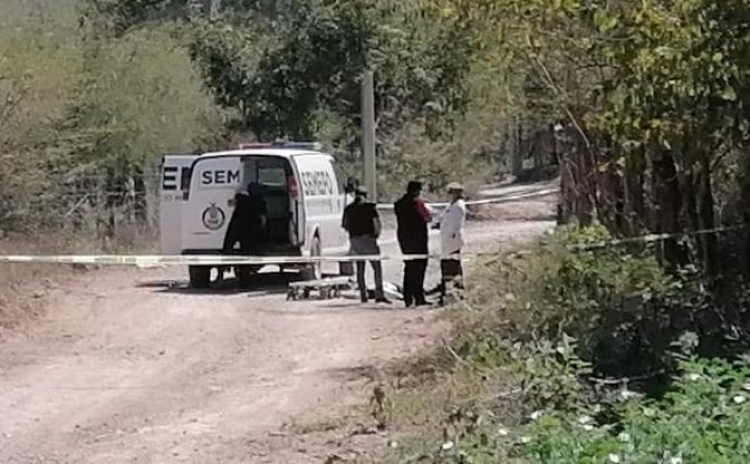 Encuentran auto abandonado y el cuerpo del conductor a seis kil&oacute;metros de distancia en la colonia Ampliaci&oacute;n El Barrio