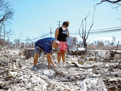 Miles en Haw&aacute;i hallan sus casas reducidas a cenizas