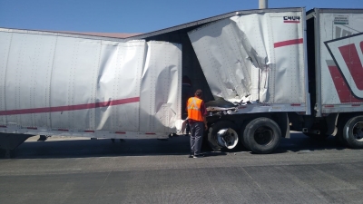 Tren choca contra tr&aacute;iler que intenta ganarle el paso, en el sector Humaya, Culiac&aacute;n