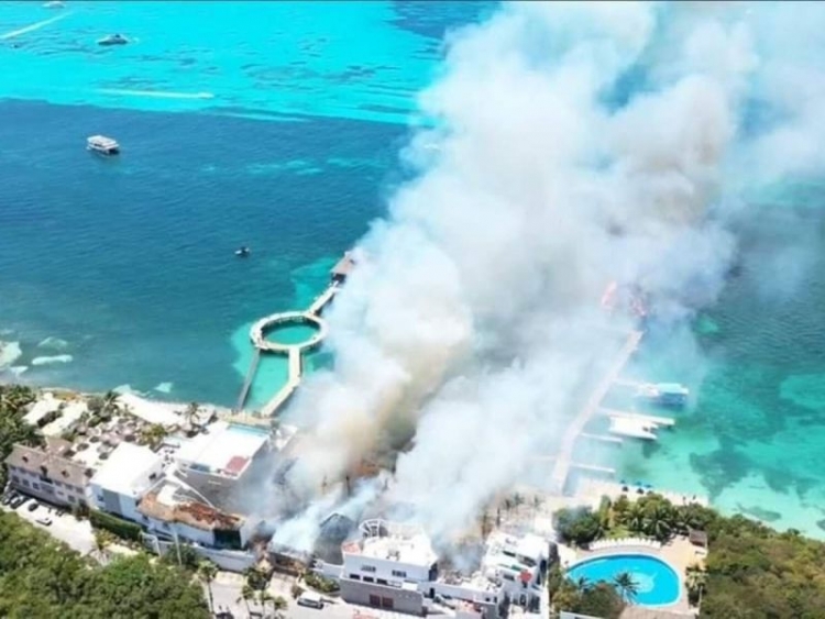 Incendio consume delfinario en Isla Mujeres