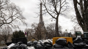 Huelga de recolectores ahoga en basura a Par&iacute;s