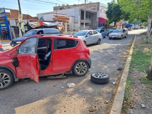 Resultan ilesos tripulantes de dos autom&oacute;viles que se impactaron sobre el bulevar Las Minas, en la colonia 21 de Marzo