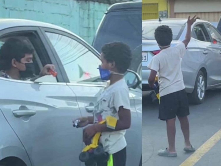 Ni&ntilde;o regala juguete a peque&ntilde;o limpiaparabrisas y se hace viral