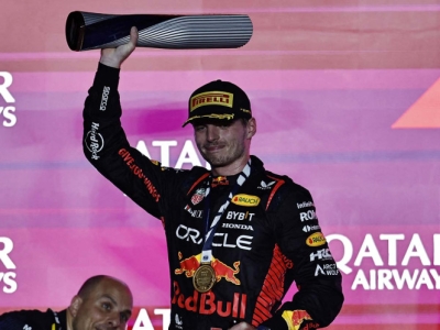 Max Verstappen celebra su t&iacute;tulo con victoria en GP Qatar; 'Checo' llega en d&eacute;cimo