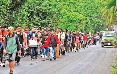 Se enfilan en caravana 2,500 migrantes desde Tapachula hacia EEUU; quieren cruzar la frontera antes de que Trump tome el poder