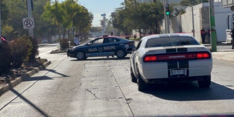 Sujetos le pegan un balazo en la cara a una mujer a bordo de veh&iacute;culo Challenger SRT, en Los Mochis