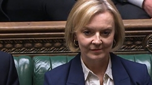 Liz Truss anula plan fiscal y se disculpa