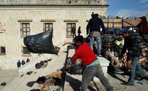 En Oaxaca, recolectores tiran basura en palacio municipal y bloquean Centro Hist&oacute;rico