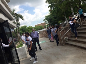 Quita individuo tres bolsas a mujeres afuera del banco Banamex Campi&ntilde;a