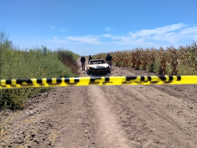 Polic&iacute;as municipales hallan restos humanos en auto calcinado en camino de terracer&iacute;a hacia 'La Pipina', en Navolato