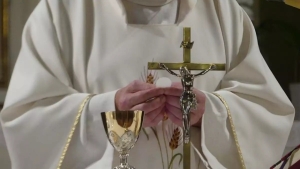 La &ldquo;misa prohibida&rdquo; vuelve al Vaticano: cardenal dar&aacute; la espalda a los fieles y desafiar&aacute; legado de Francisco