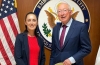 La presidenta Claudia Sheinbaum &acute;para&acute; al embajador estadounidense Ken Salazar