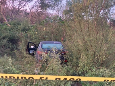 Localizan a un hombre asesinado por arma blanca dentro de un auto, en el Sector de Santa Fe, en Culiac&aacute;n