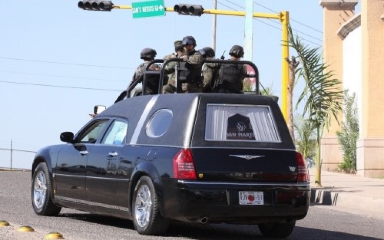 Comando armado roba cad&aacute;ver de carroza f&uacute;nebre al salir de funeraria en Culiac&aacute;n