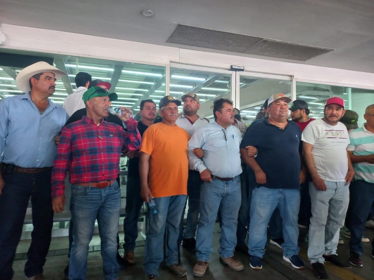 Con todo y 40 grados de temperatura, campesinos deciden continuar con bloqueo de Aeropuerto