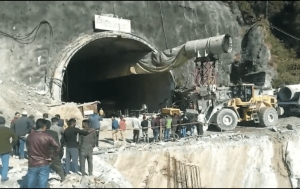 M&aacute;s de 30 obreros quedan atrapados por derrumbe de un t&uacute;nel en el Norte de India