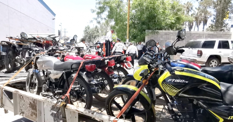 Operativos anti motos es permanente; les reparten chalecos antirreflejantes esta SS