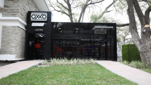 Sin cajas y con inteligencia artificial, Oxxo abre su primera tienda Grab &amp; Go en M&eacute;xico