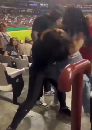 Registran pelea de mujeres en el estadio de los Tomateros