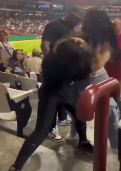 Registran pelea de mujeres en el estadio de los Tomateros