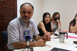 Recibe Alberto Bueno el Reconocimiento &ldquo;Luisa Josefina Hern&aacute;ndez&rdquo;