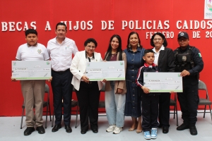 Ayuntamiento de Navolato entrega becas a hijas e hijos de polic&iacute;as ca&iacute;dos
