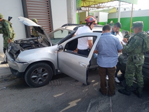 Unidad oficial del Ej&eacute;rcito choca por alcance a veh&iacute;culo particular