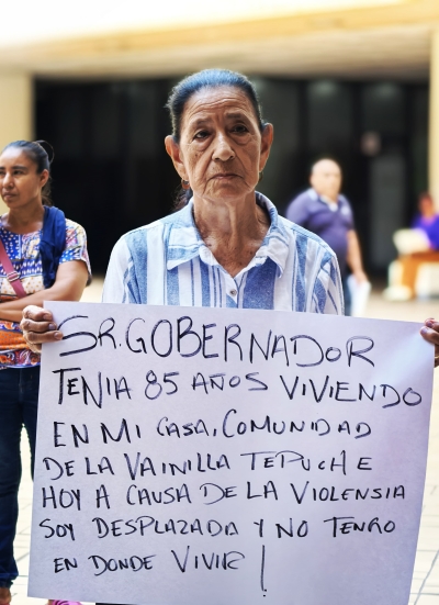 Familias desplazadas demandan apoyos al Gobierno del Estado