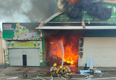 Voraz incendio consume bodega en el Mercado de Abastos de Culiac&aacute;n