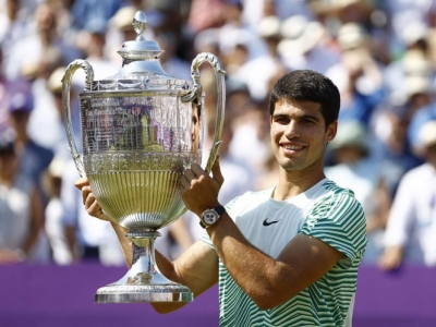 Carlos Alcaraz conquista Queen's y recupera cima de ATP