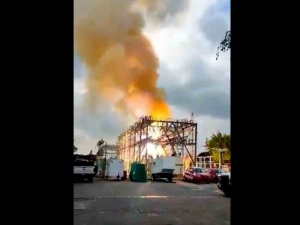 Reportan saldo blanco tras explosi&oacute;n e incendio en subestaci&oacute;n de CFE en Minatitl&aacute;n