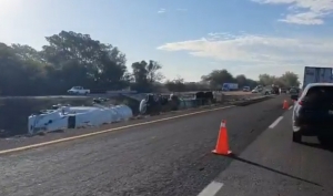 Vuelca pipa con combustible sobre la maxipista Culiac&aacute;n-Mazatl&aacute;n