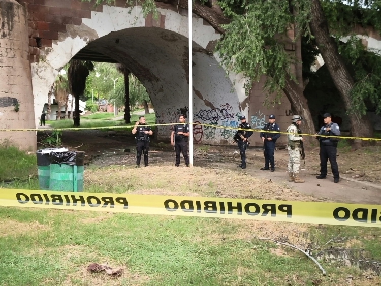 Hallan cad&aacute;ver atorado entre ramas en el r&iacute;o Tamazula, frente al Parque Las Riberas