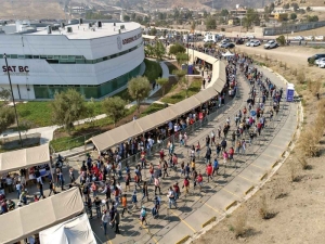 Largas filas en vacunaci&oacute;n masiva para mayores de 18 a&ntilde;os en baja California