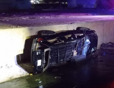 Cae camioneta a un canal, deja un herido