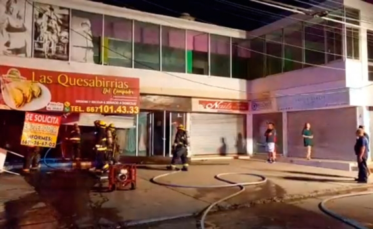 Las llamas amenazan con dejar sin local a las Quesabirrias de la 10 de Abril, en Culiac&aacute;n