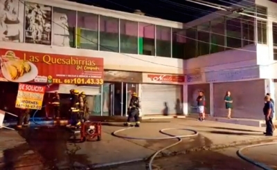 Las llamas amenazan con dejar sin local a las Quesabirrias de la 10 de Abril, en Culiac&aacute;n