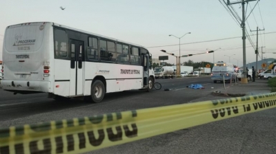 Ciclista se coloca en punto ciego y muere arrollado por un cami&oacute;n, en Mazatl&aacute;n