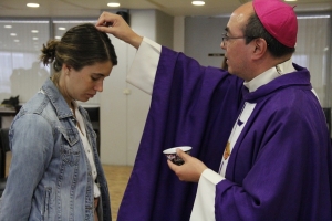 El cura tomar&aacute; la ceniza y la dejar&aacute; caer sobre la cabeza 
