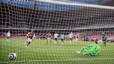 Se llev&oacute; el Arsenal el Derbi de Londres