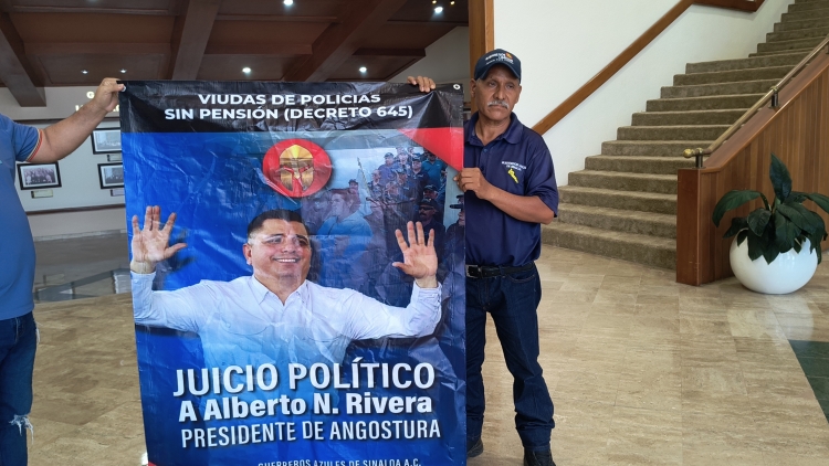 Alcalde de Angostura orilla a polic&iacute;a pensionado a recurrir a la limpieza de estacionamientos para subsistir