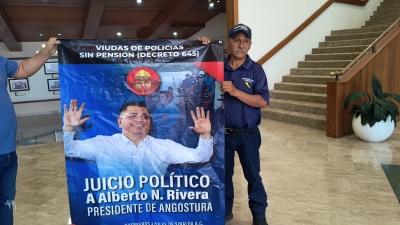 Alcalde de Angostura orilla a polic&iacute;a pensionado a recurrir a la limpieza de estacionamientos para subsistir